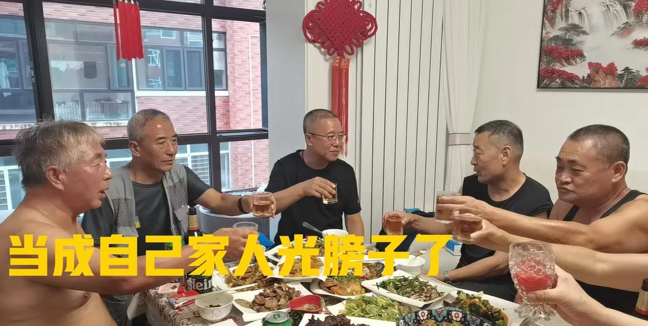 昨天俺们英雄八连在哈尔滨6位老兵带家属，上战友滨生家，过了一个余生难忘的八一。