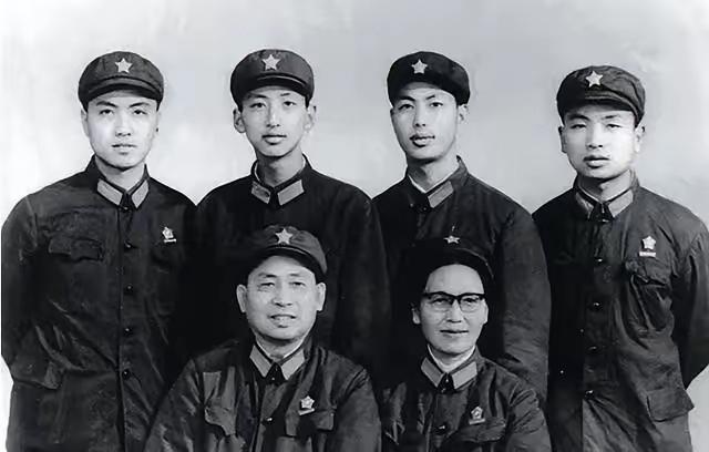 1944年，开国上将李天佑见女友家长，不料看到岳父，他才发现是熟人，不由得感叹说