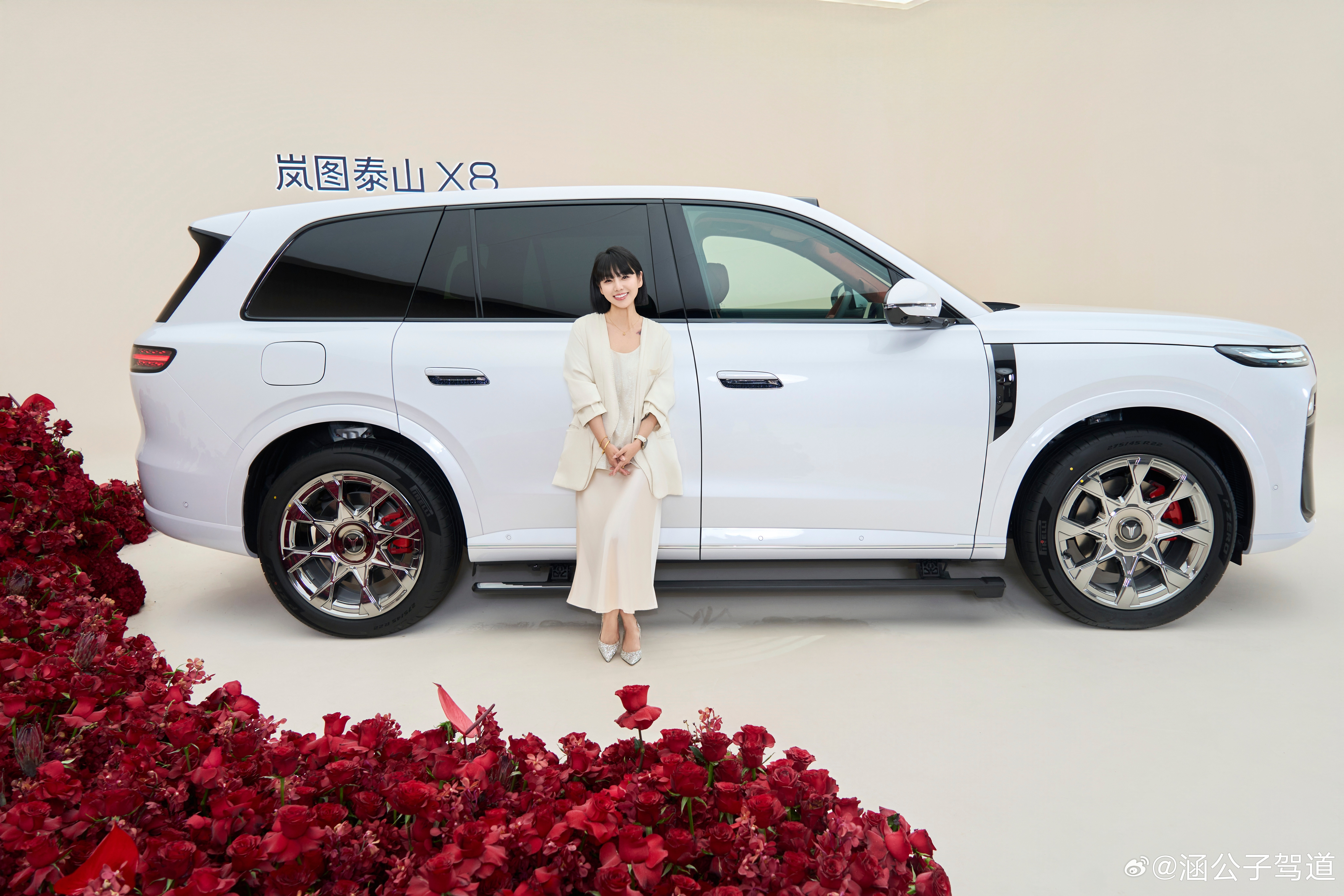 岚图泰山X8，全球首个全地形新能源城市SUV！这就对了当时棚拍就一眼相中这个白色