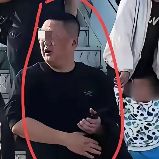 东航那位男乘客，到底错在哪？最大的错，就是把屁大点事，硬生生闹成了大事…
