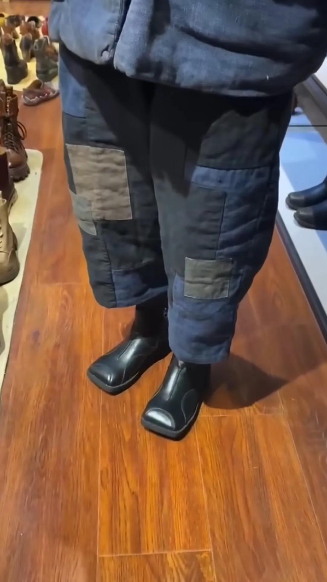 老天爷！今天老婆在商场非要买这条裤子，在我的坚持反对下最终没有买成。现在都还不理