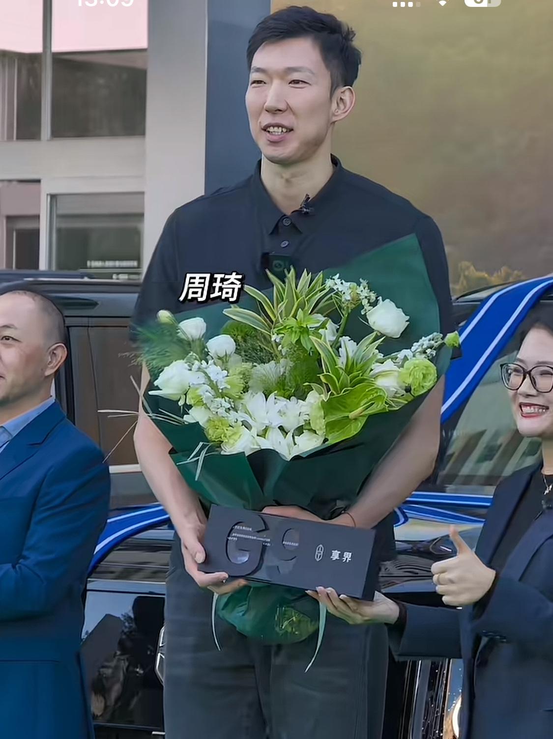 周琦、赵睿等联赛前喜提新车真是开心不已，新赛季一定会开足马力，奋力冲冠！近日
