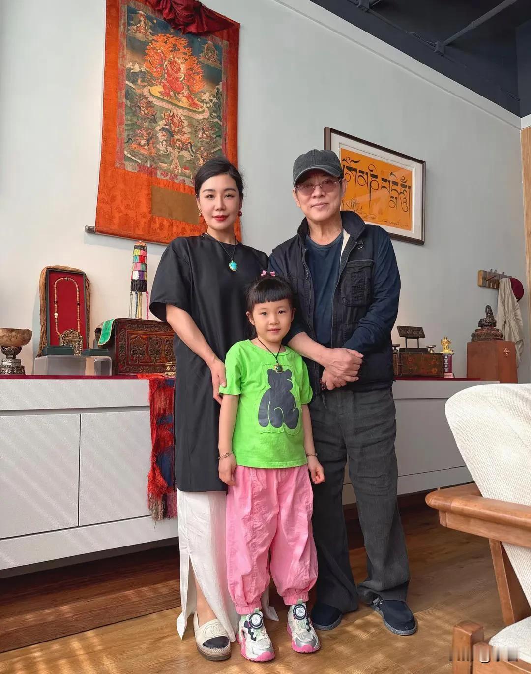 北京古玩店偶遇李连杰，这状态绝了！63岁的他穿搭朴素大方，一点架子都没有。最关