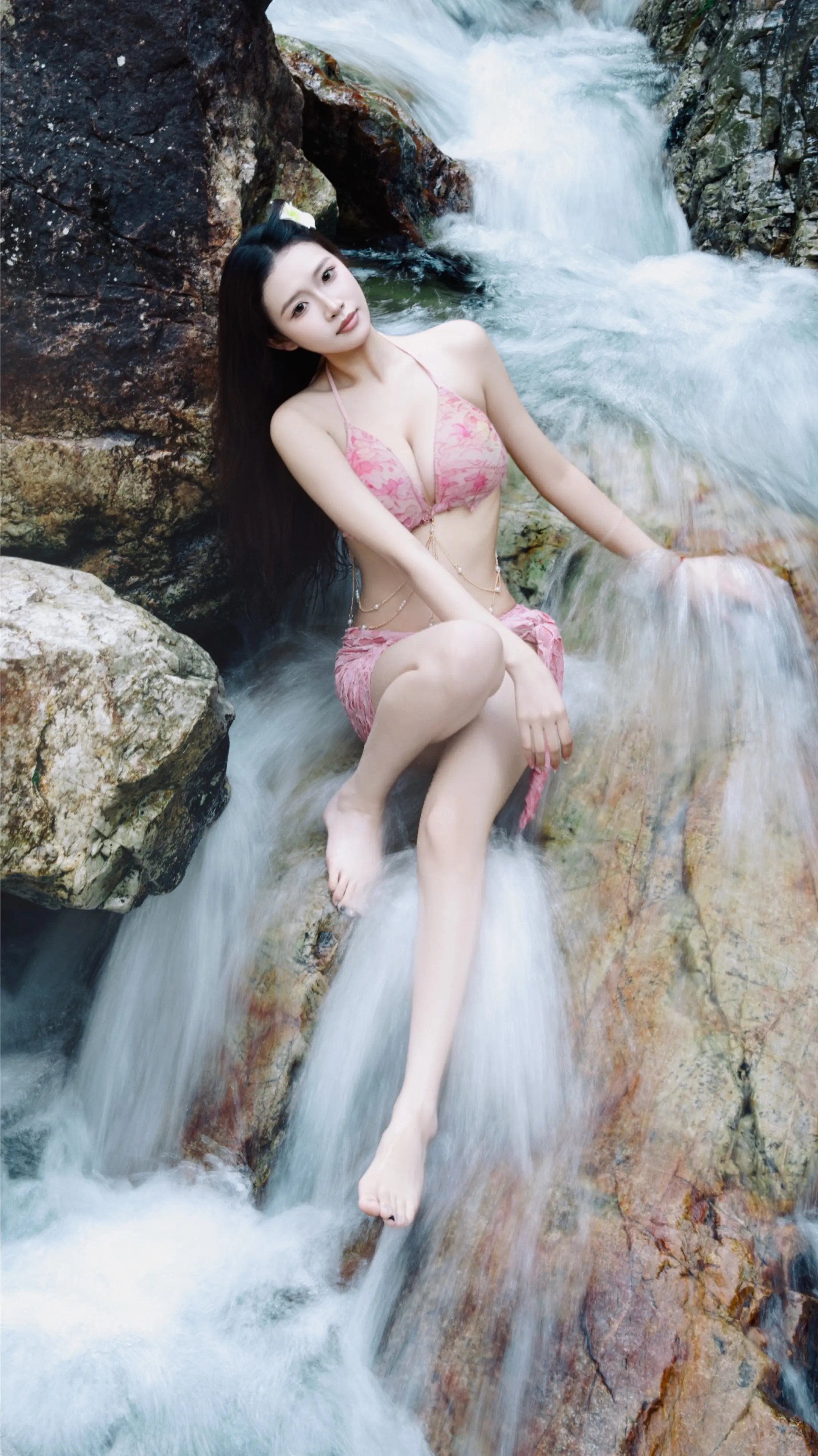 溪水泳衣。置身山间清流，让溪水带走所有燥热与烦恼