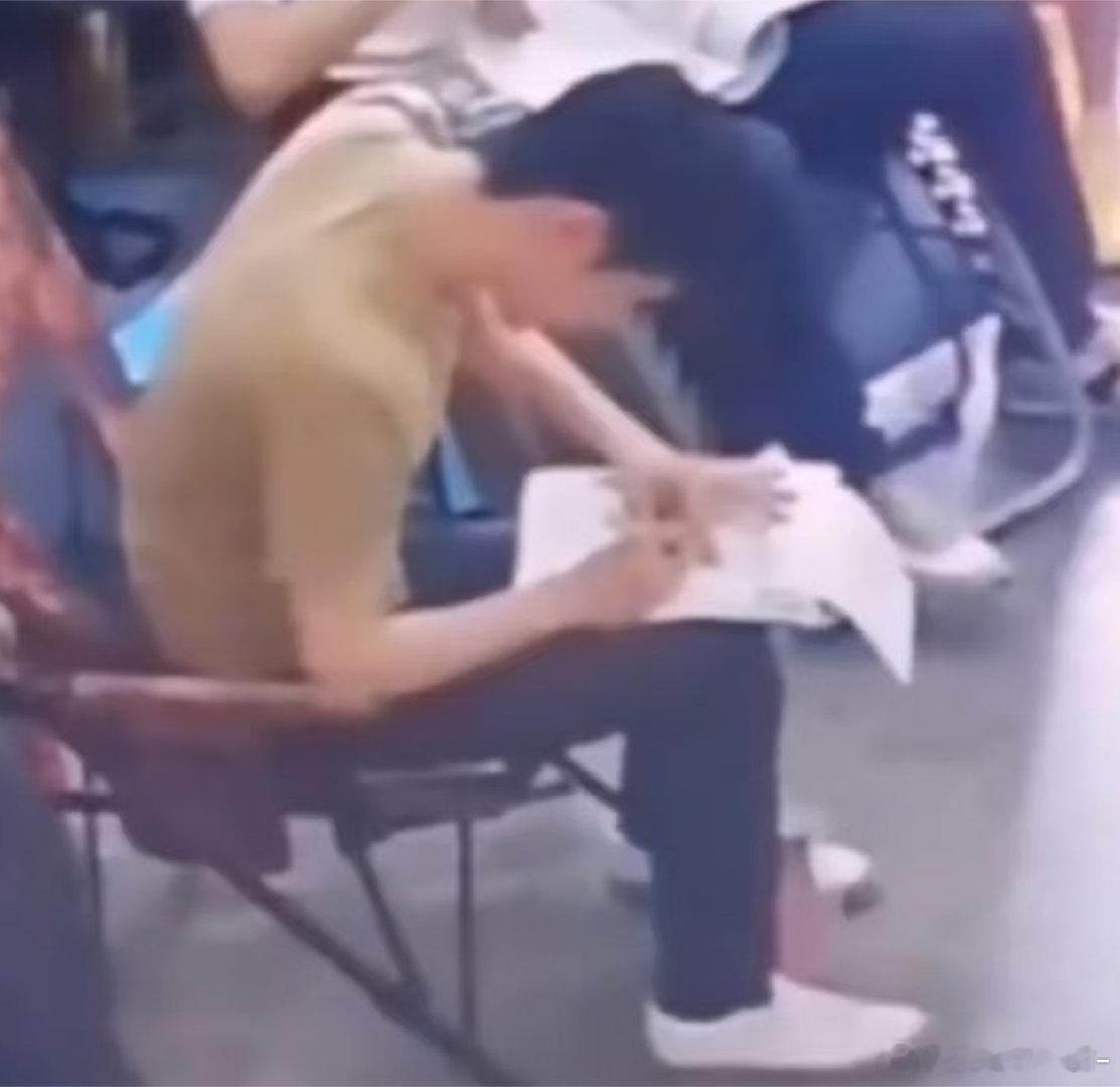 王一博因为被嘲字丑就在片场描字帖然后写出了萌萌的方块字🥺🤲🏻​​​