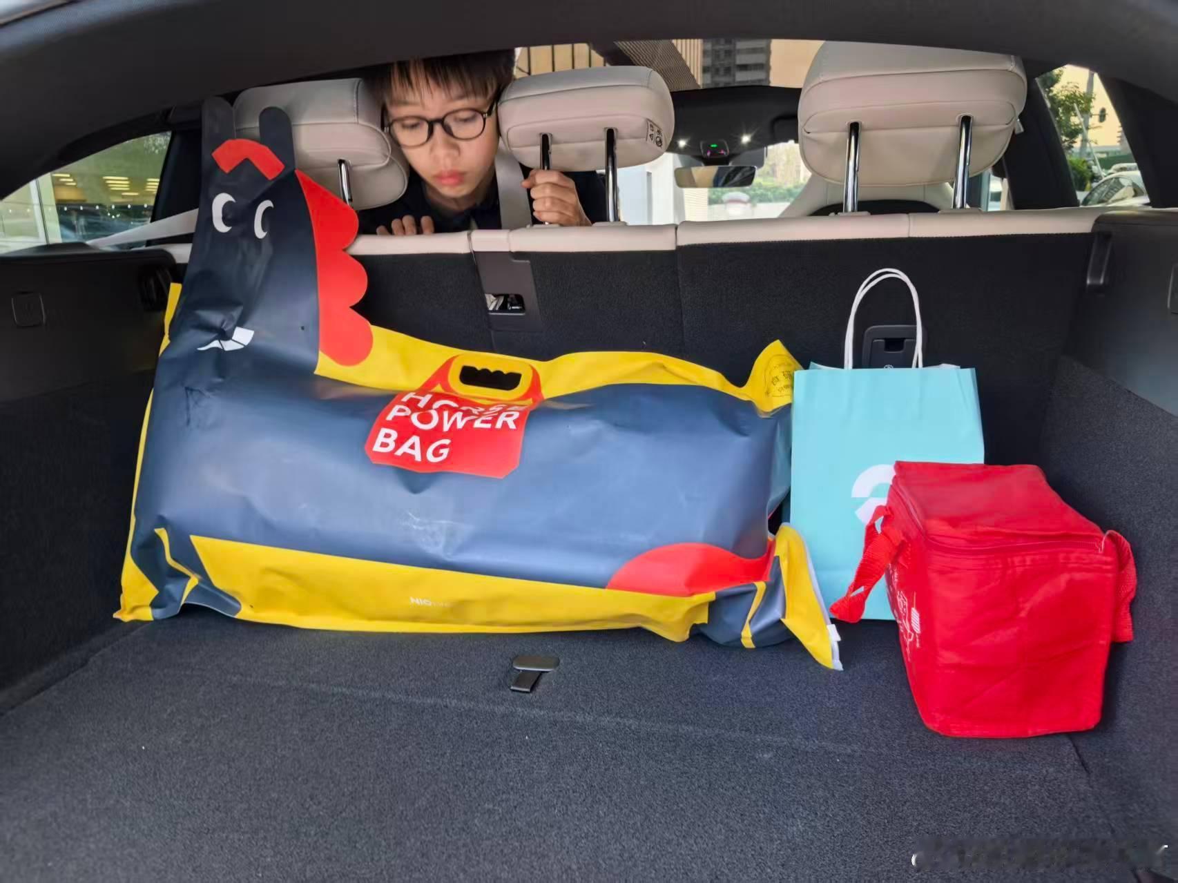 蔚来车主为什么那么忠诚？看看，我同事买ET5一周内收到的礼包就知道了，具体如下：