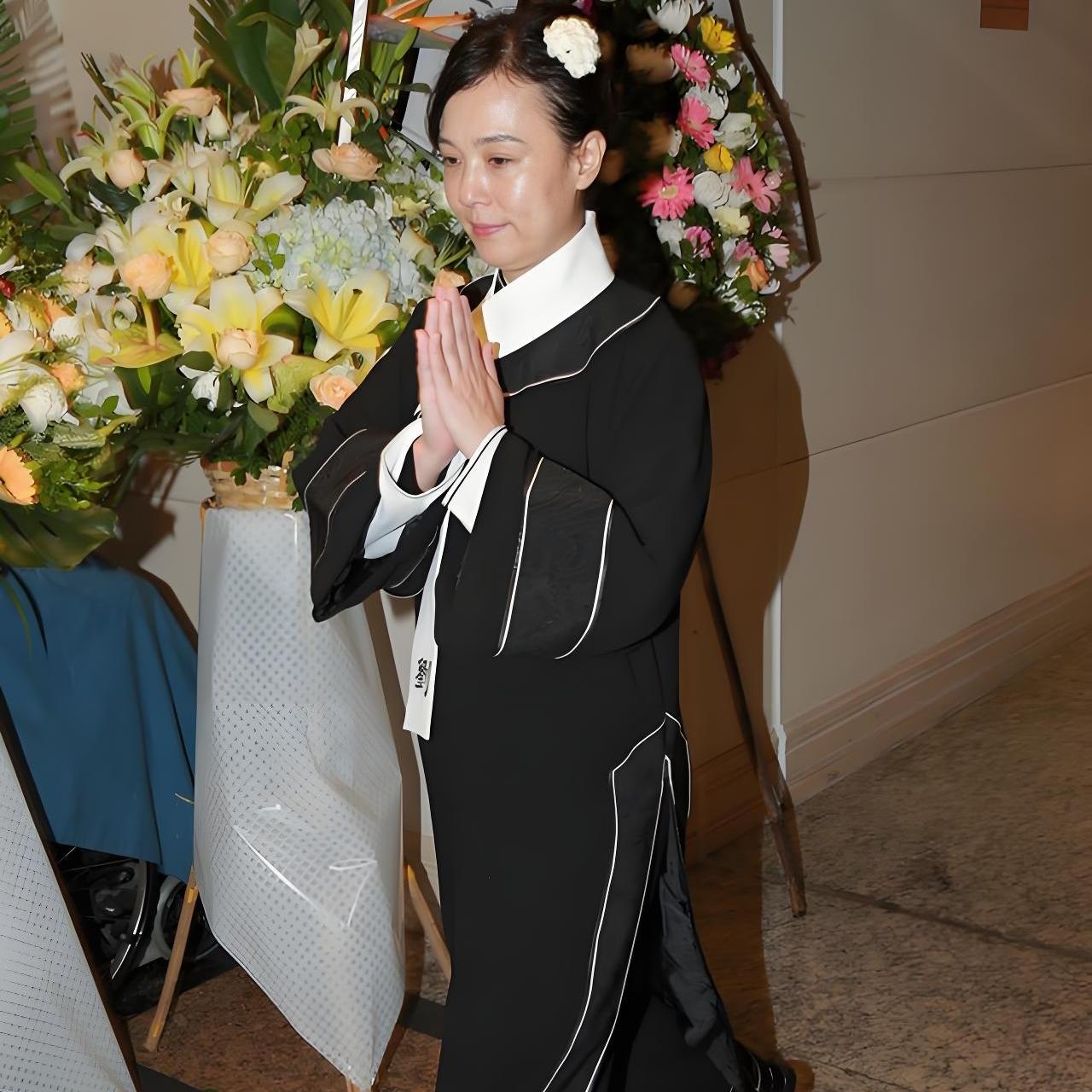 这是2013年，翁静晶在丈夫刘家良的葬礼上，一张罕见的留影，照片中的翁静晶双手合