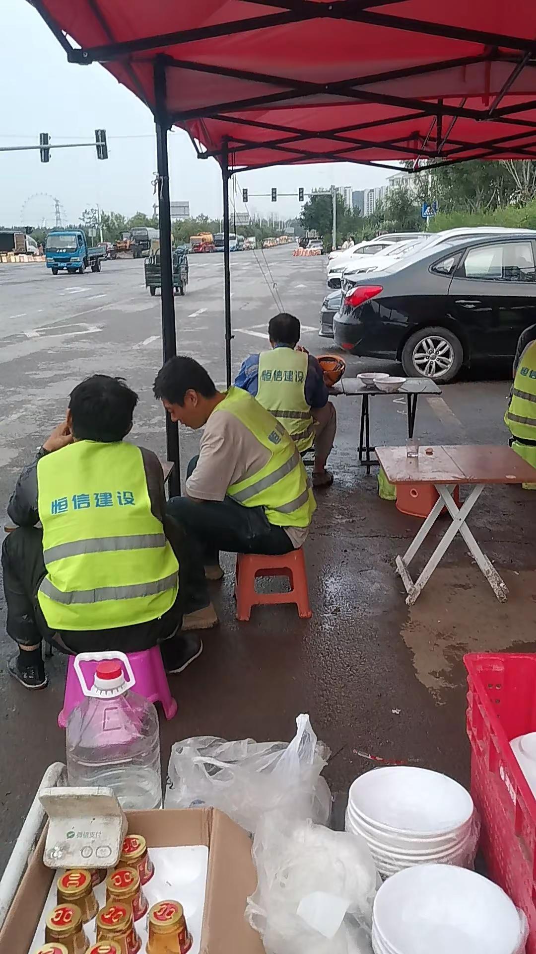 这就开始了，摆摊，打卤面路边工人就餐