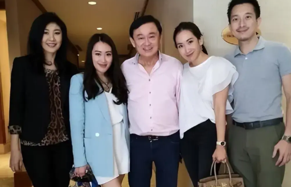 他信家族是第四代华裔，曾祖父是广东梅州人，因战乱逃到了泰国，由于无法适应当地气候