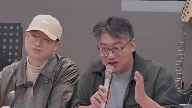 白小白在节目里直言：梁源总让人干不擅长的事。他认为梁源总要求歌手跳出舒适区、改风