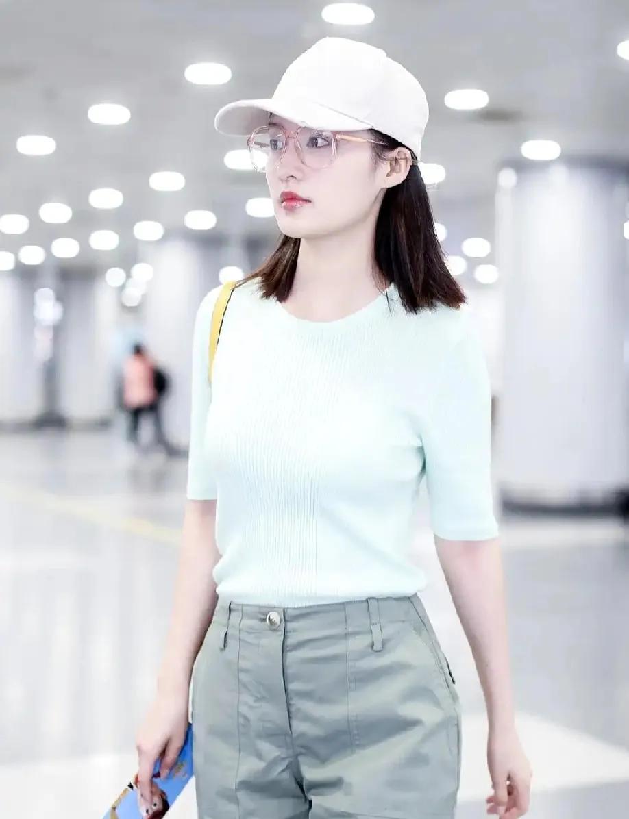 原来高级感穿搭不用花里胡哨！看李沁这身就懂了温柔薄荷绿短袖+休闲短裤低饱和
