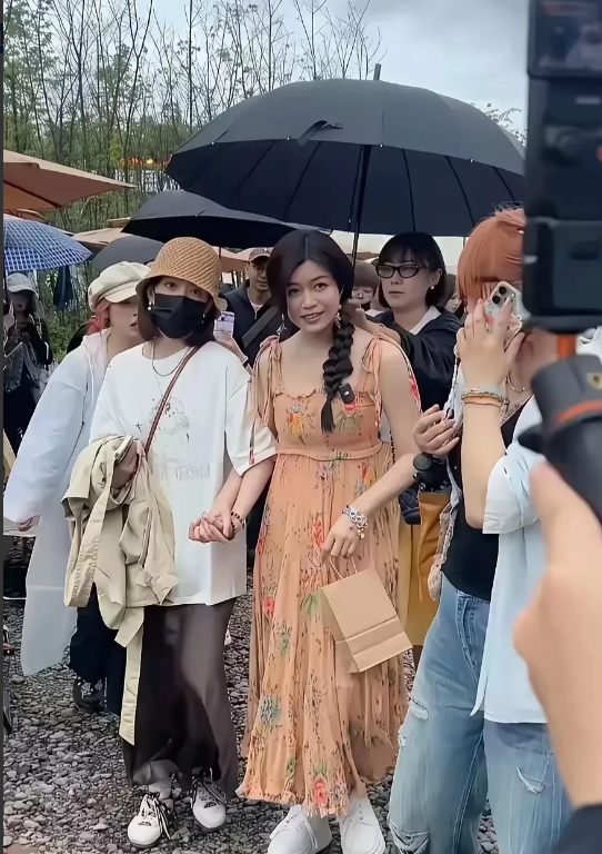 突然就理解陈晓了。路人视角下的陈妍希竟然长这样。完全没有精修图的少女感。没