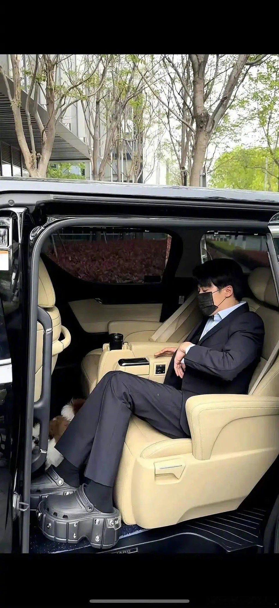 檀健次穿上红袜子了檀健次的这两款鞋子哪个更高？