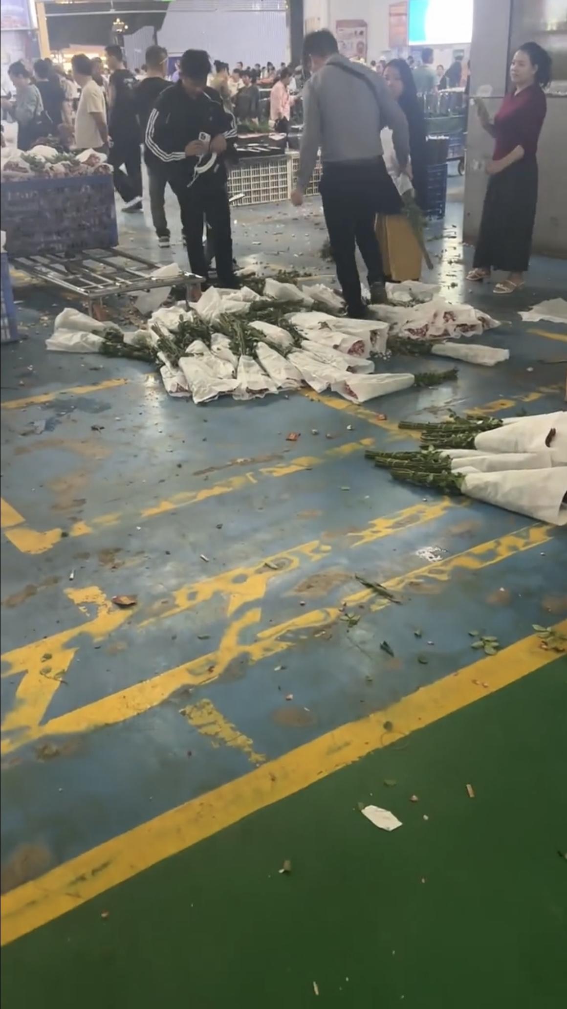 七夕玫瑰卖不动了，不是男人变抠了，是这届年轻人终于活明白了。其实，2026