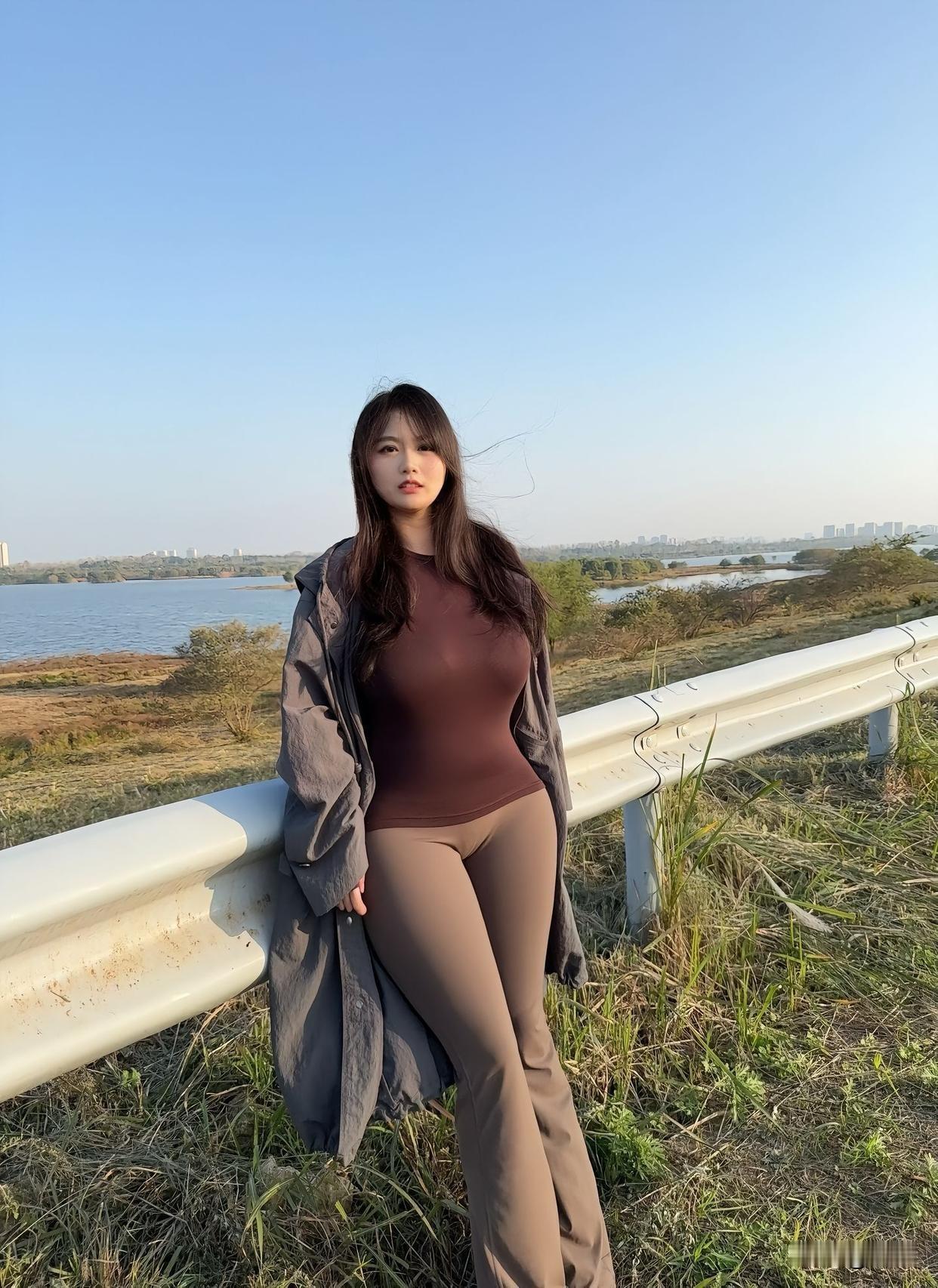 美图欣赏，看图写诗《湖风郊野》湖平天浸远，风软拂衣轻。褐衫融野暖，云