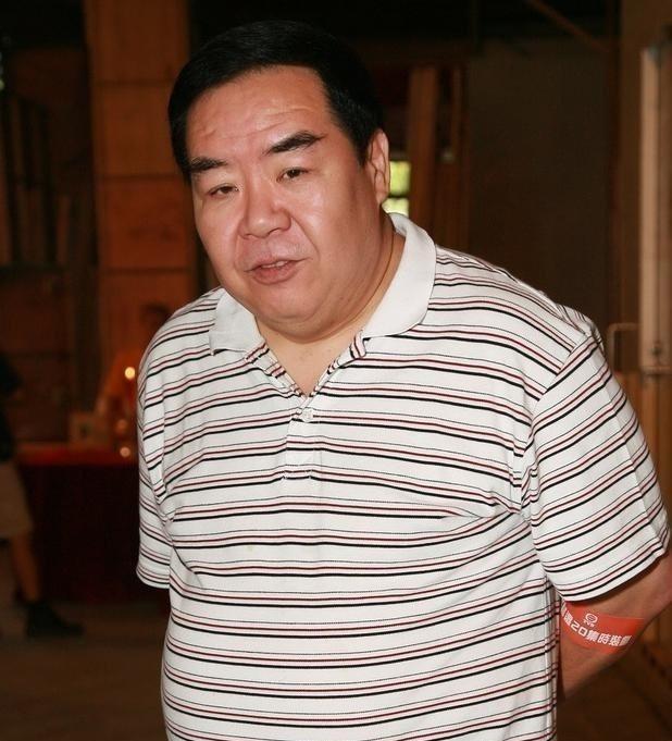 1993年，郑则仕公司破产欠下8000万外债，走投无路时给好友周润发电话：“发哥
