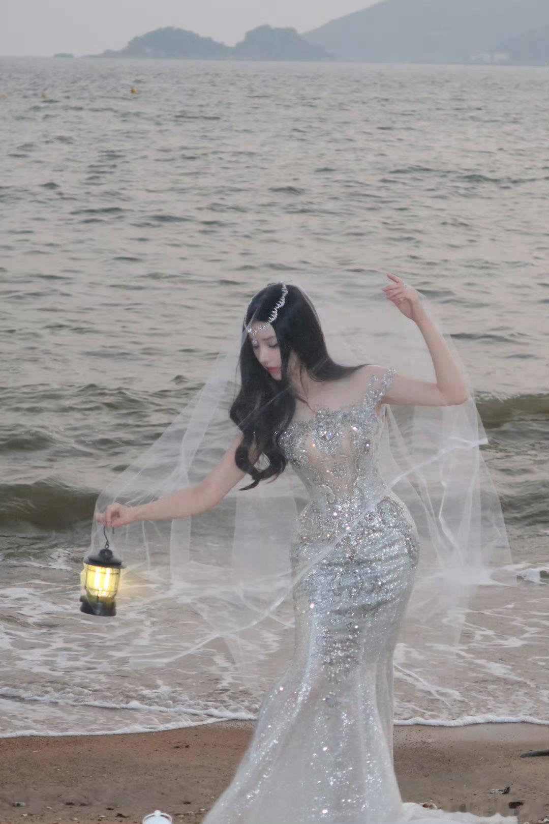 王鹤润腰臀比爱奇艺之夜这套海边提灯出发图美成啥了！碎钻紧身人鱼裙勾勒出完美身材曲