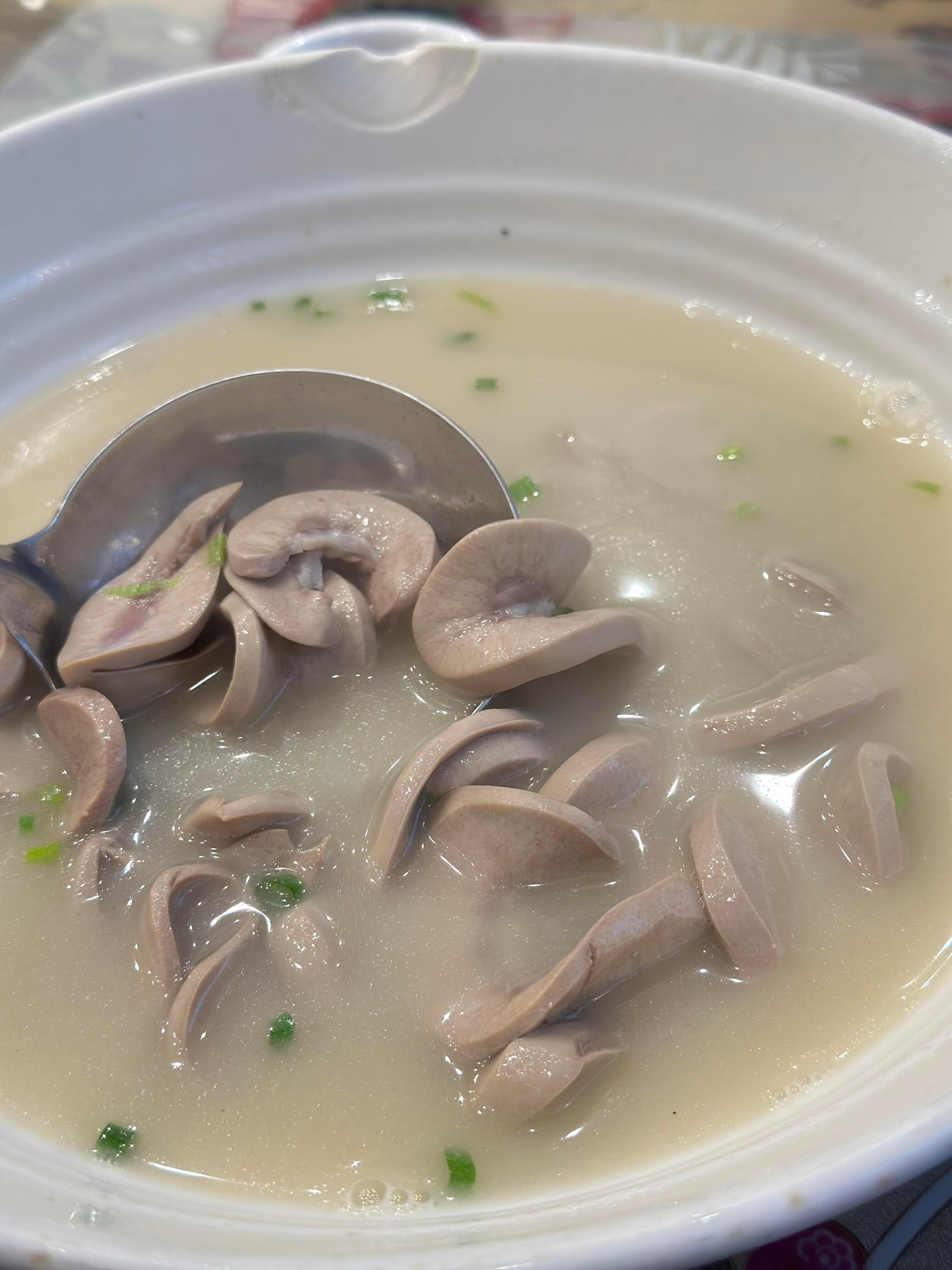 这猪腰汤也太顶了，处理得贼干净，冷了都没一点骚味，估摸着是用糖姜酒胡椒粉揉过，猪