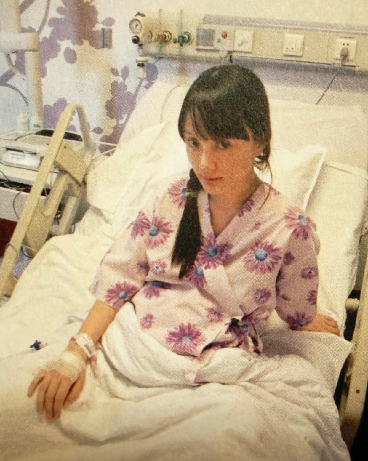 当年李小璐生甜馨的时候刨宫产，贾乃亮寸步不离的照顾李小璐。他们感情那时候真的很好