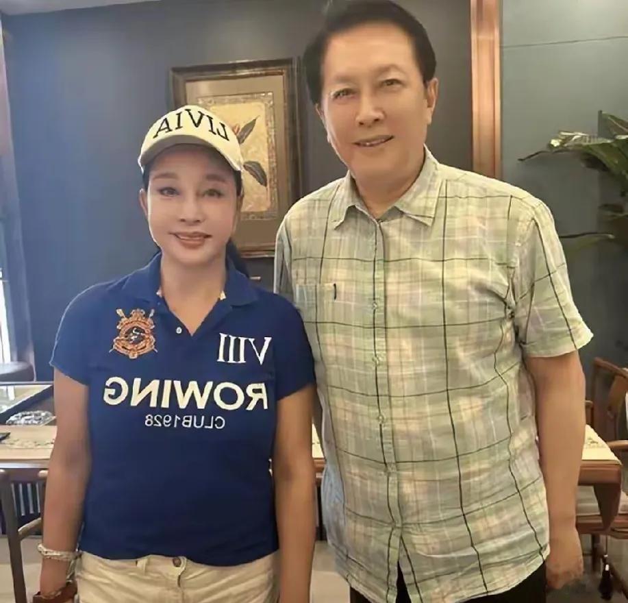 过年了,这口锅唐国强终于是亲手给砸了,在红毯之上,陈冲走在前面,刘晓庆落