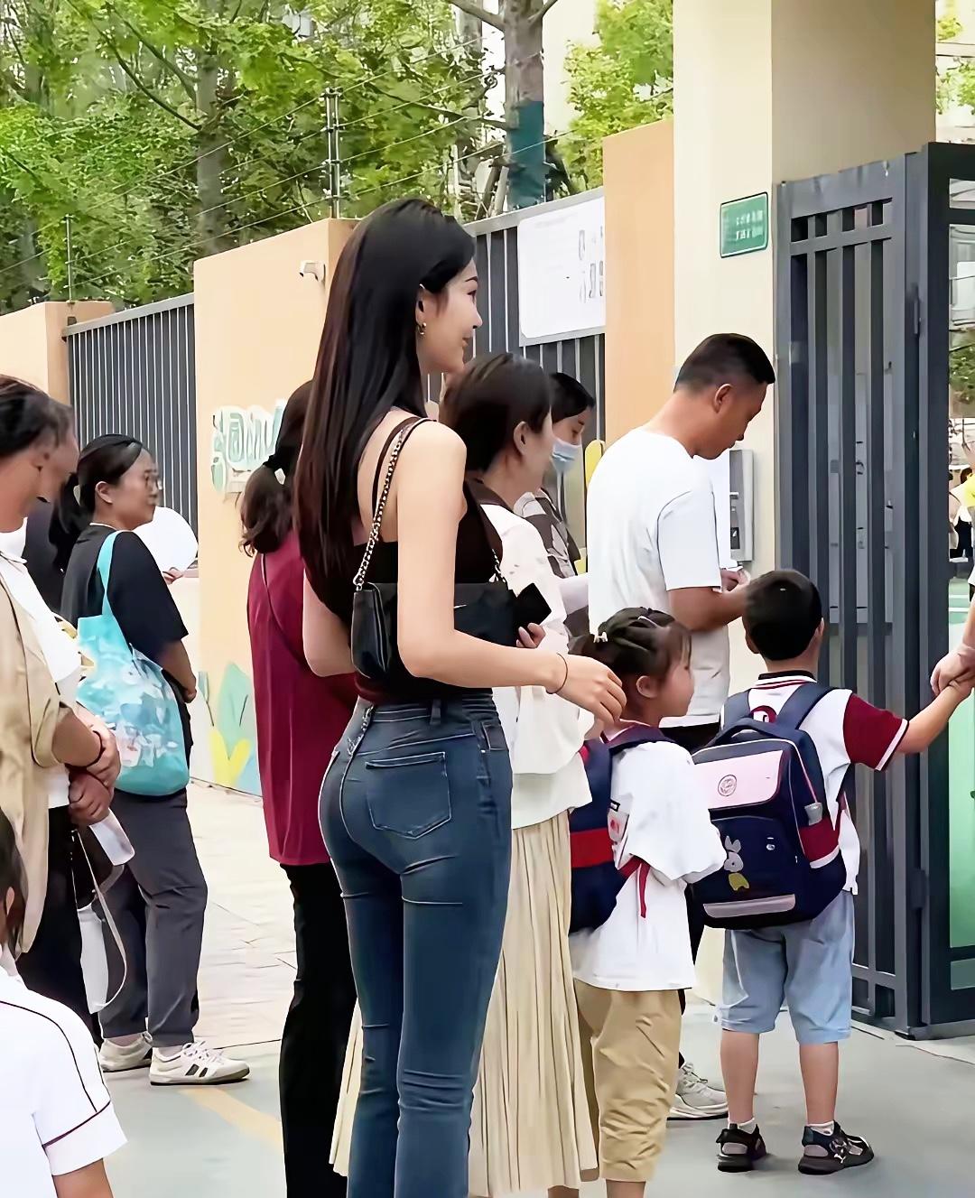 开学了，妈妈们是来争奇斗艳的，爸爸们是来看争奇斗艳的[捂脸哭]