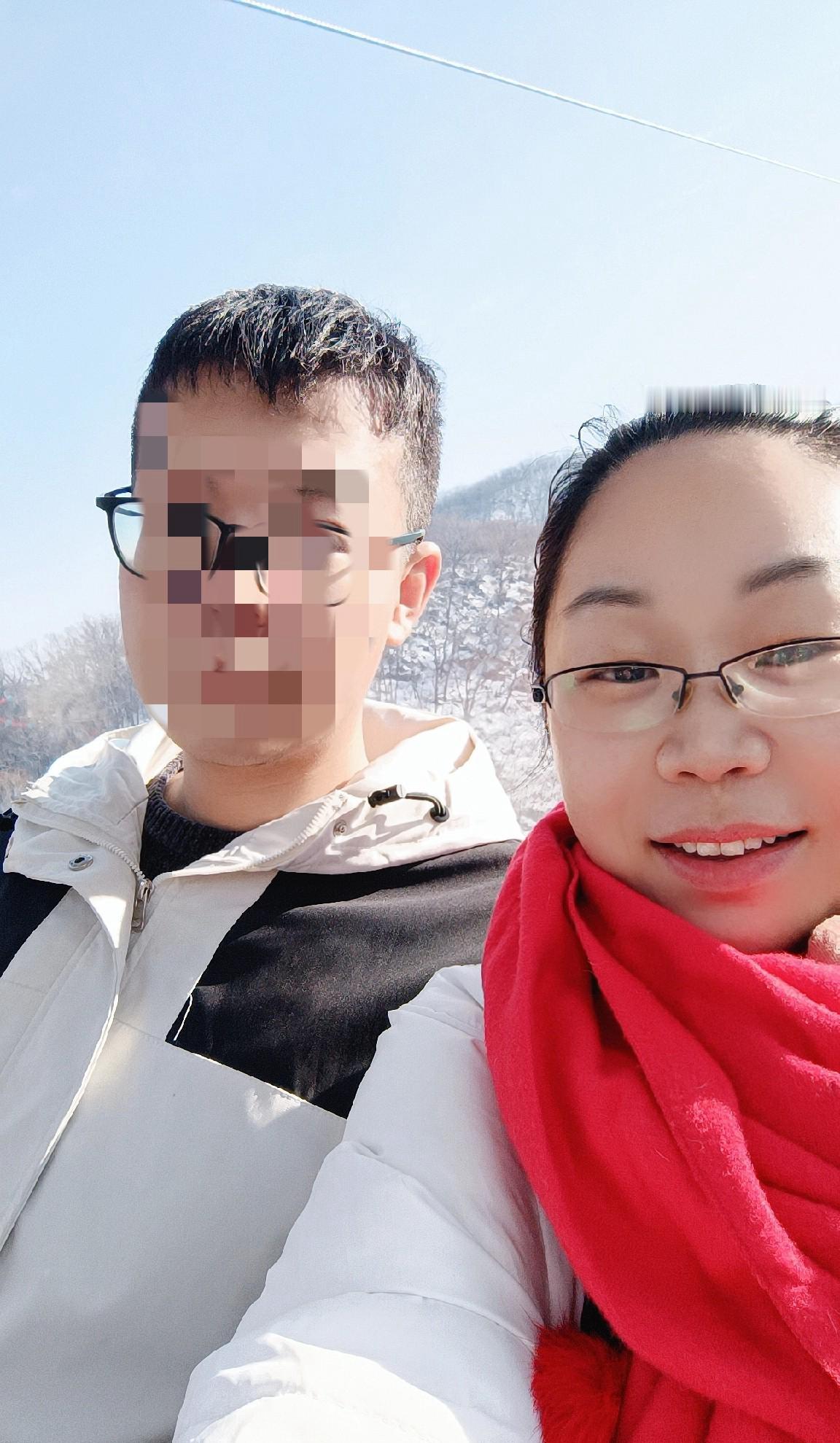 儿子感冒了。三天里，手机每隔几小时就震动一次。屏幕上是同一个名字：儿子。21