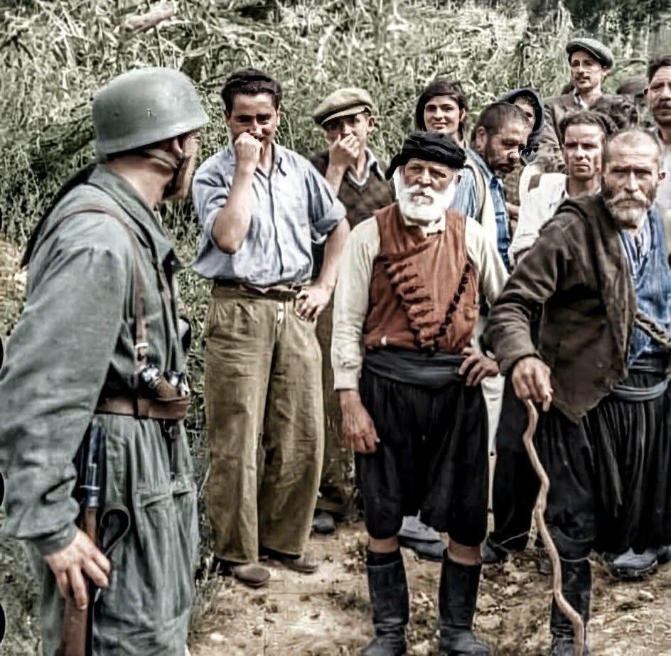 1941年6月，克里特岛战役期间，一名德军空降兵正与当地村民攀谈，应该是在问路！