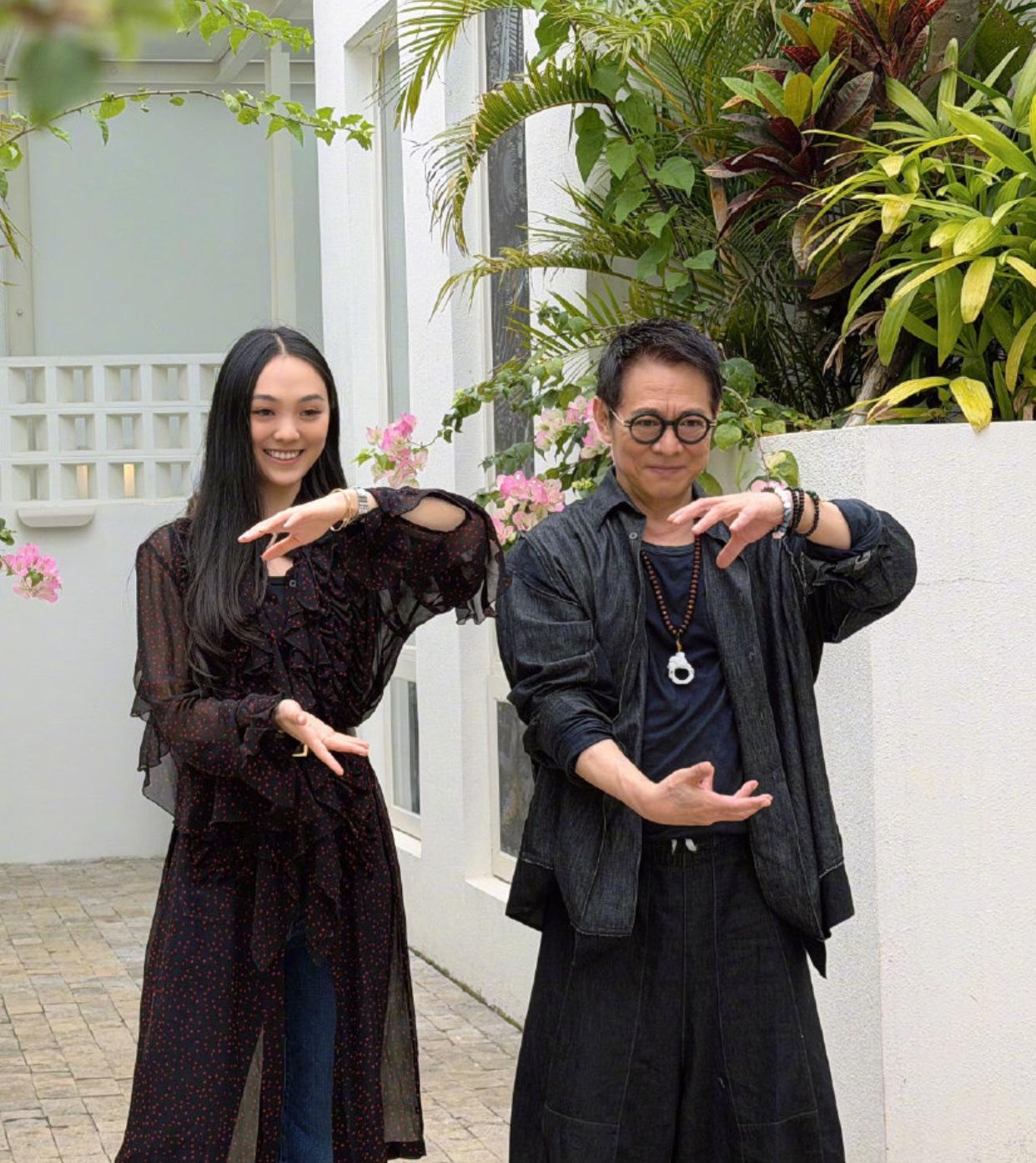 李连杰晒和大女儿Jane的合照，那句软乎乎的“大号棉袄”，看得出是真喜欢62岁