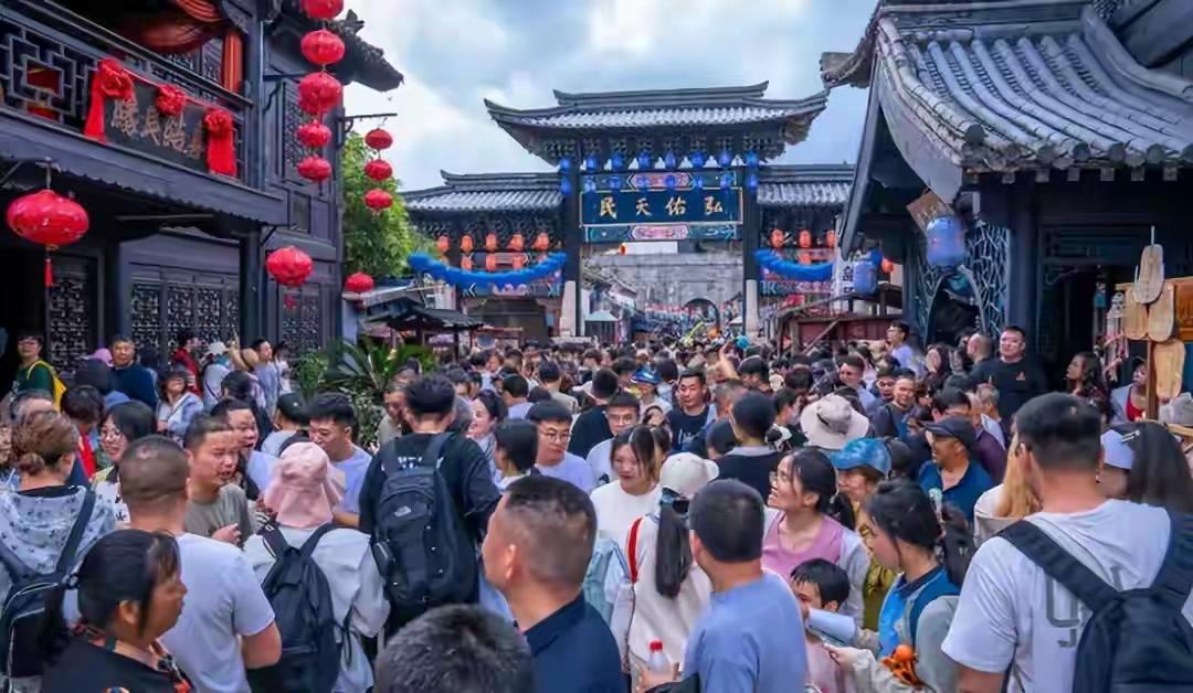 县城游变“价格刺客”，国庆反向旅游反被割韭菜国庆第一天，景区人挤人，有人总结
