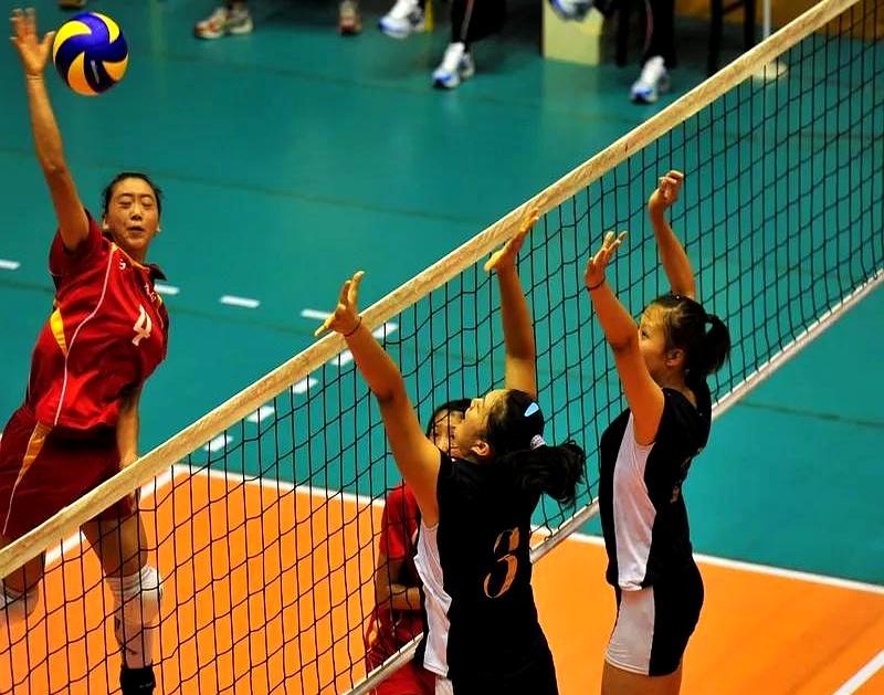 江苏女排队员被要求延迟退役以备战2026亚锦赛。这次亚锦赛不一般，夺冠就能直接拿