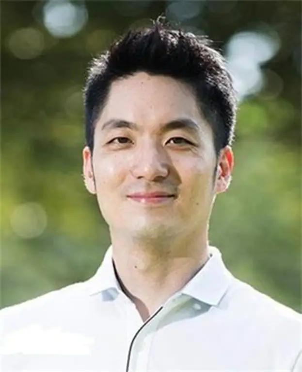 蒋万安被人围堵。险些就要动手！一招让闹事者没话说。这些人说他是。去交“