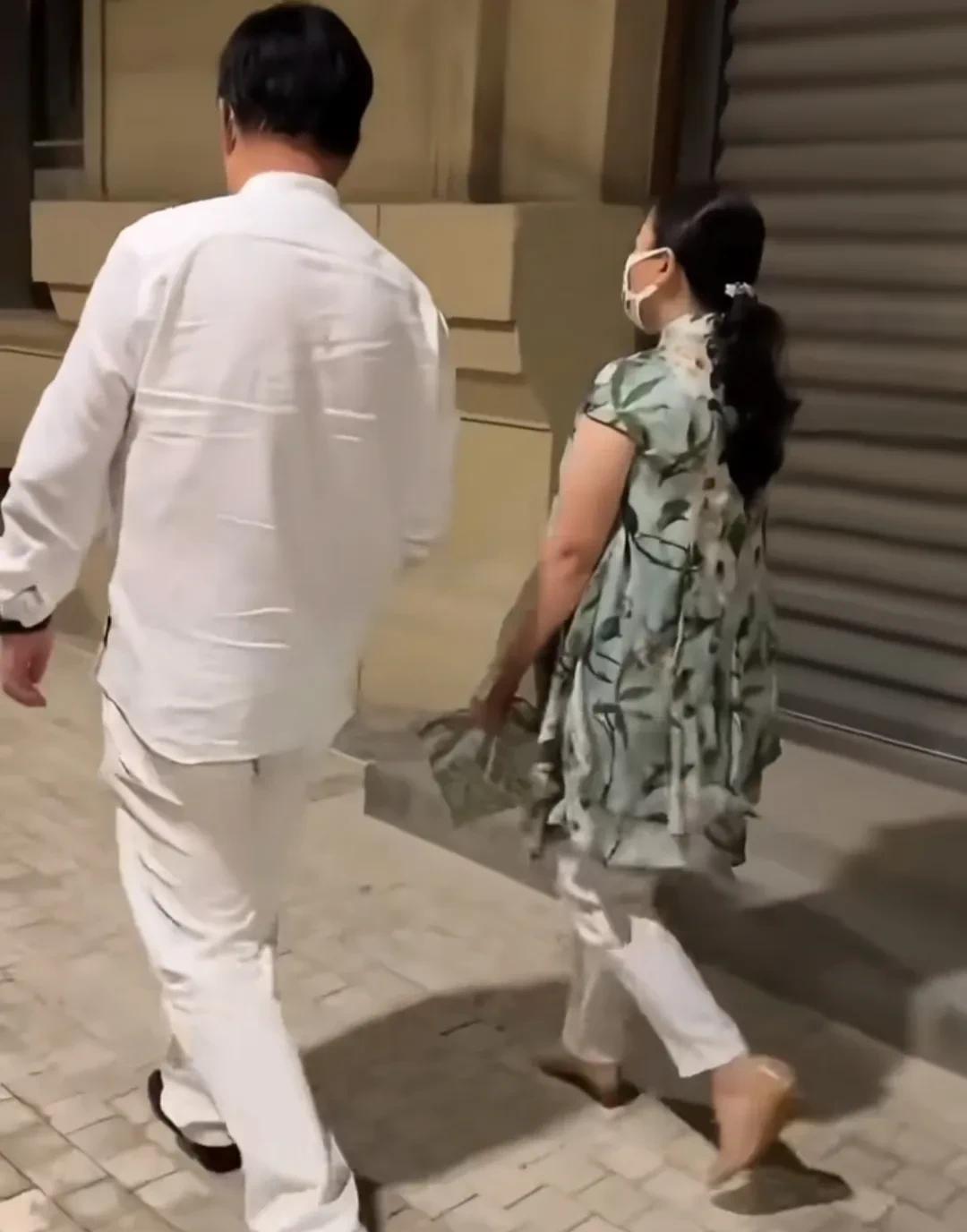 瞧这俩人，有时候没“证”的感情，也能细水长流，平淡中充满默契。57岁的张也和6