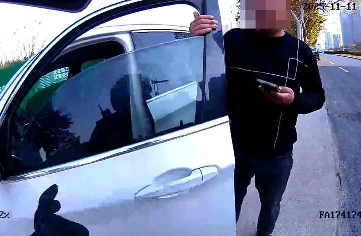 济南一男子为躲抓拍, 竟从工地上搬来围挡