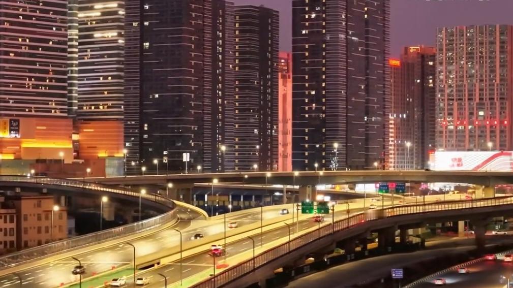 🔥昆明广昌立交夜景刷屏，灯海车流太治愈。每当夜幕降临，广昌立交桥化身城市星河，