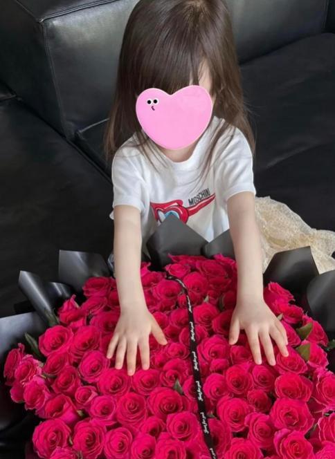 王灿母亲节甜蜜“炫爱”：99朵玫瑰与女儿手作，幸福满溢又是一年母亲节温馨降临，