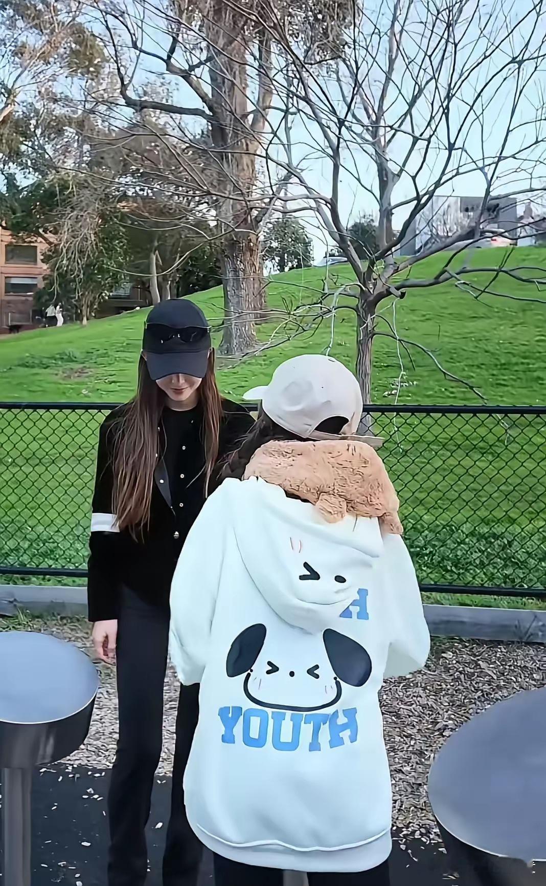 昆凌晒出在墨尔本带两个女儿逛公园晒太阳的日常。11岁的海瑟薇个子真的好高，目测快160cm了，五官跟
