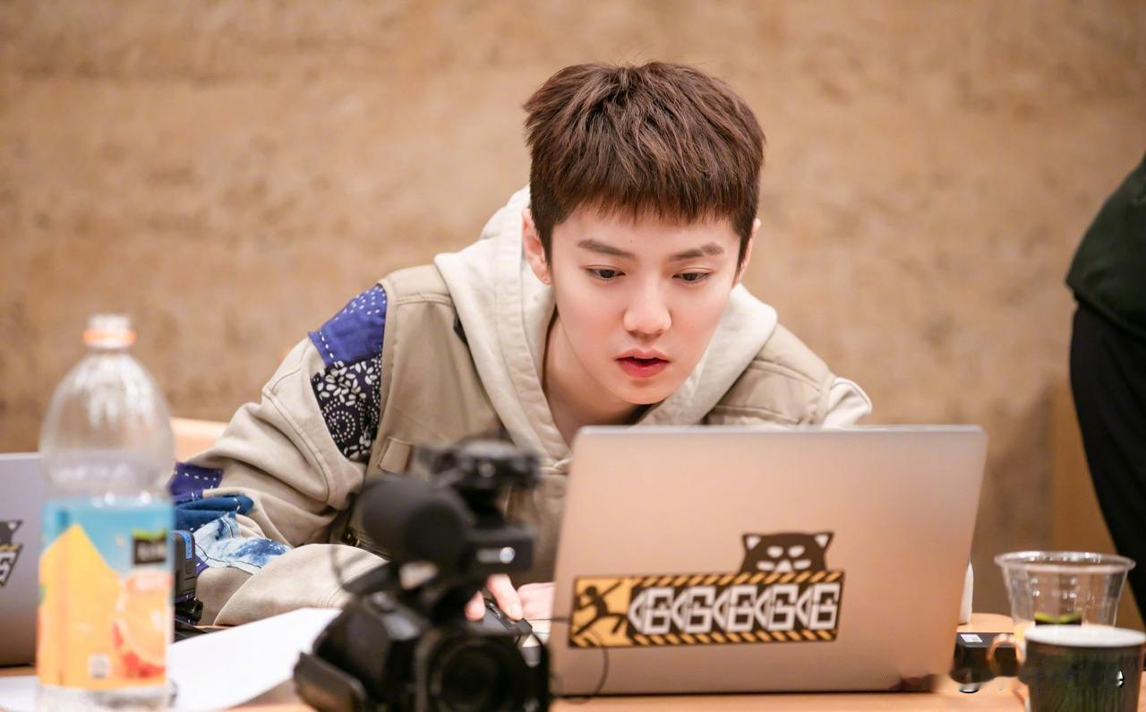 1月11日，鹿晗回归五哈，陈赫放弃《地球超新鲜》选择常驻五哈，五哈对邓超陈赫鹿晗