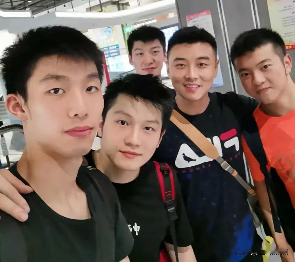 国乒5人行，有樊振东、周恺、薛飞、王皓，漏了一位，需要你补上了。呵呵😃