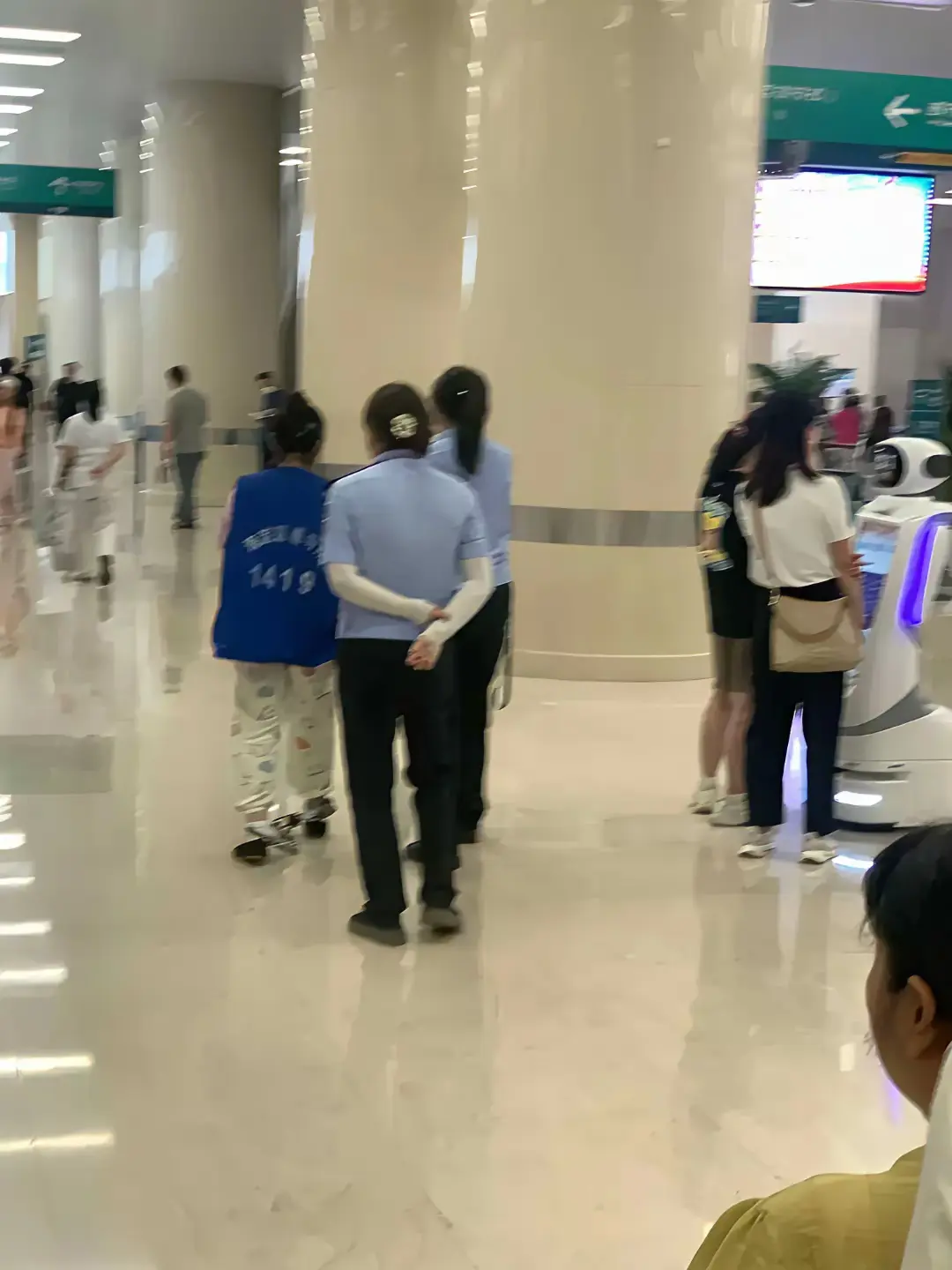 戴脚链的人，解放军总医院里的场景
