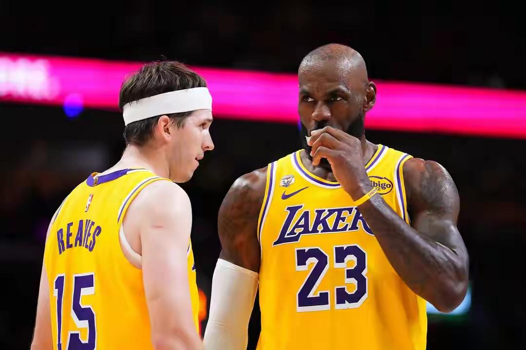 又拉胯！里弗斯全场三分挂零，网友直言只值2500万！在今天上午湖人对阵奇才的比