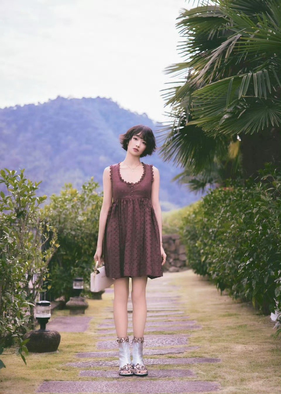 宋茜短发洋娃娃甜度超标！宋茜短发小卷毛造型俏皮又可爱，活脱脱洋娃娃本人，戳中少