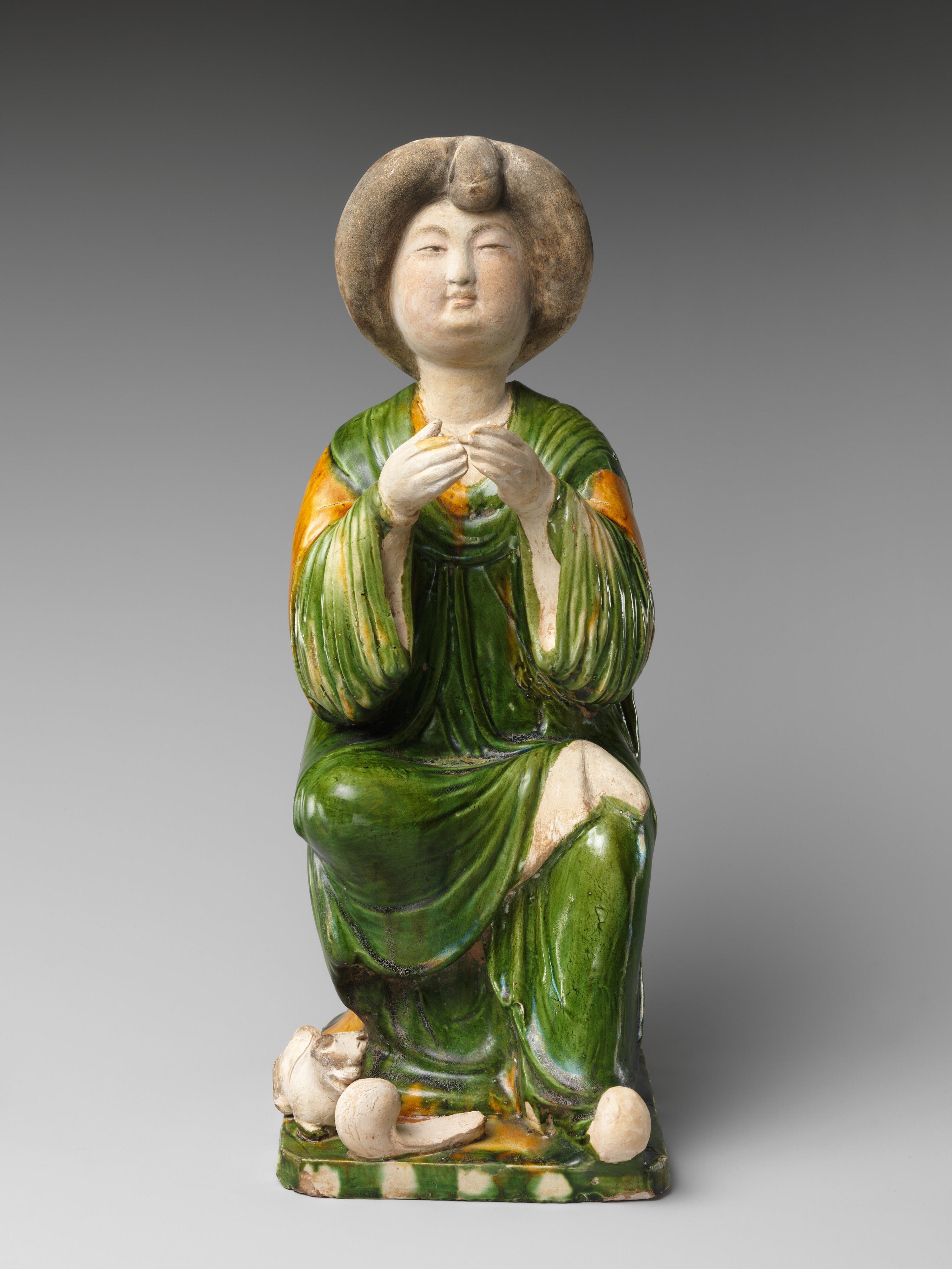 唐代三彩女坐俑，脚边还有一只小猫咪​​​