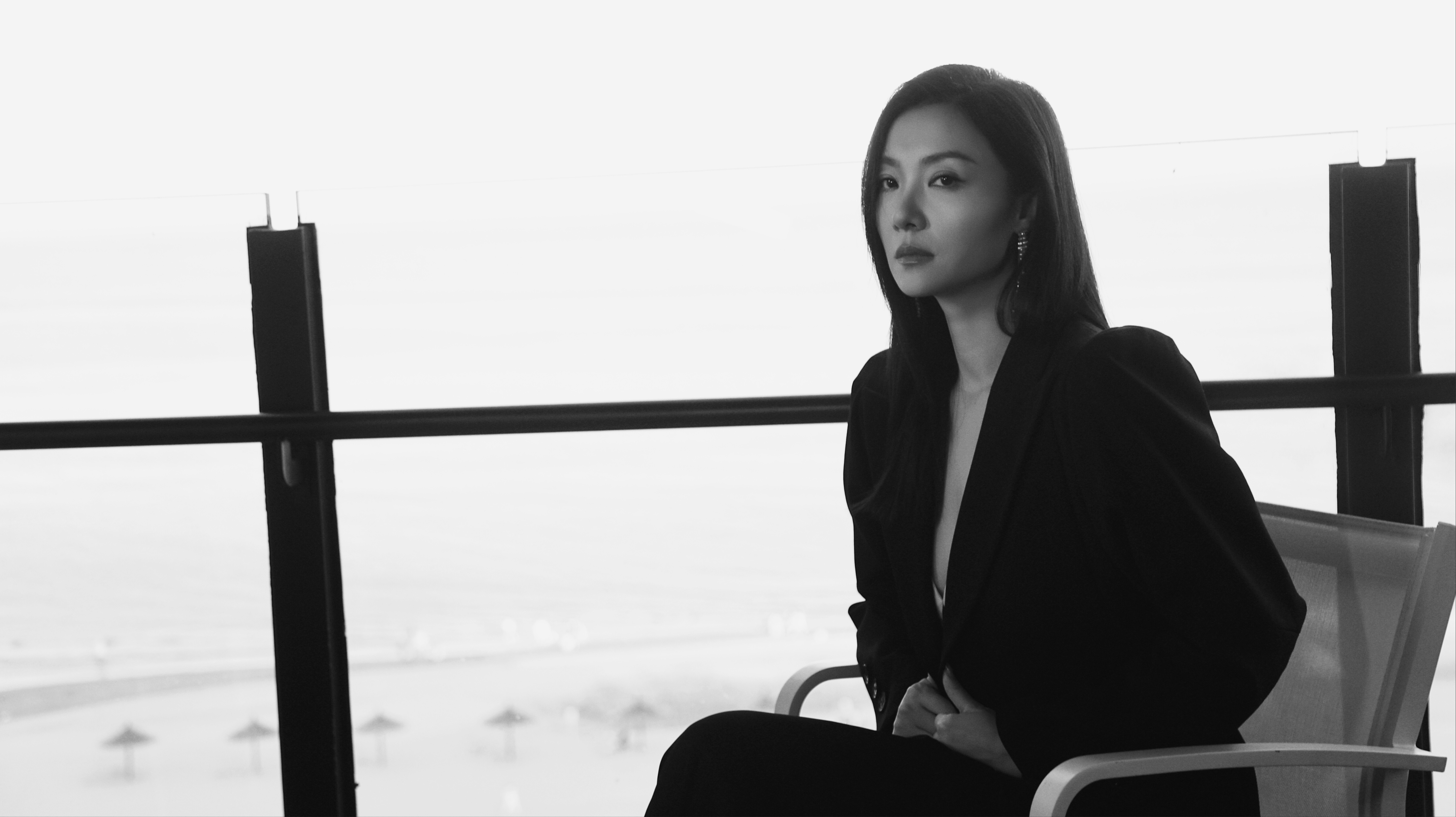 齐溪气血充足的美齐溪自带气质buff！镜头里眉眼舒展满是松弛感，从