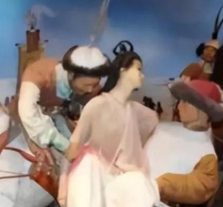 1127年，朱皇后等女眷靖康之变后不幸被俘，行驶途中朱皇后本想解手，不料后面跟着