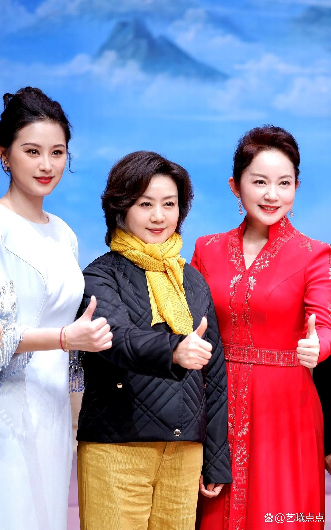 京剧名家李胜素和戏曲界不同剧种的舞台姐妹合影，戏迷朋友能认出和她合影的是哪个剧种