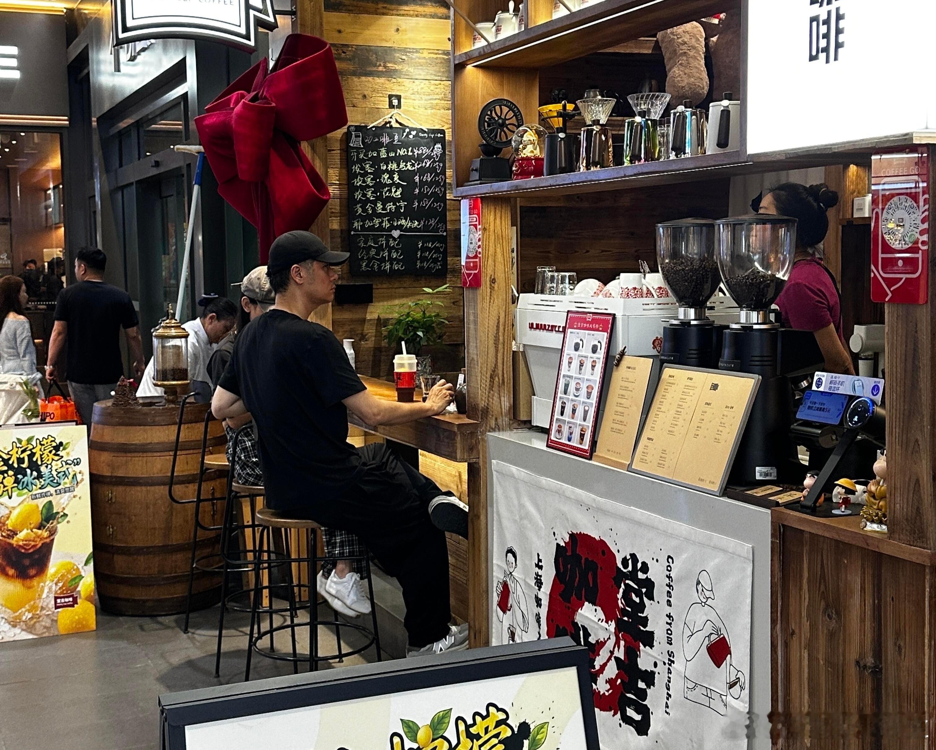 咖啡店偶遇任重孙骁骁偶遇任重孙骁骁喝咖啡咖啡店偶遇任重孙骁骁，夫妻俩坐吧台跟老