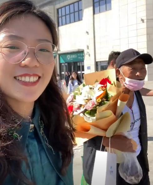 2018年，一山西姑娘，在北京地铁站为一陌生老人指路，并给了100多元现金。哪料