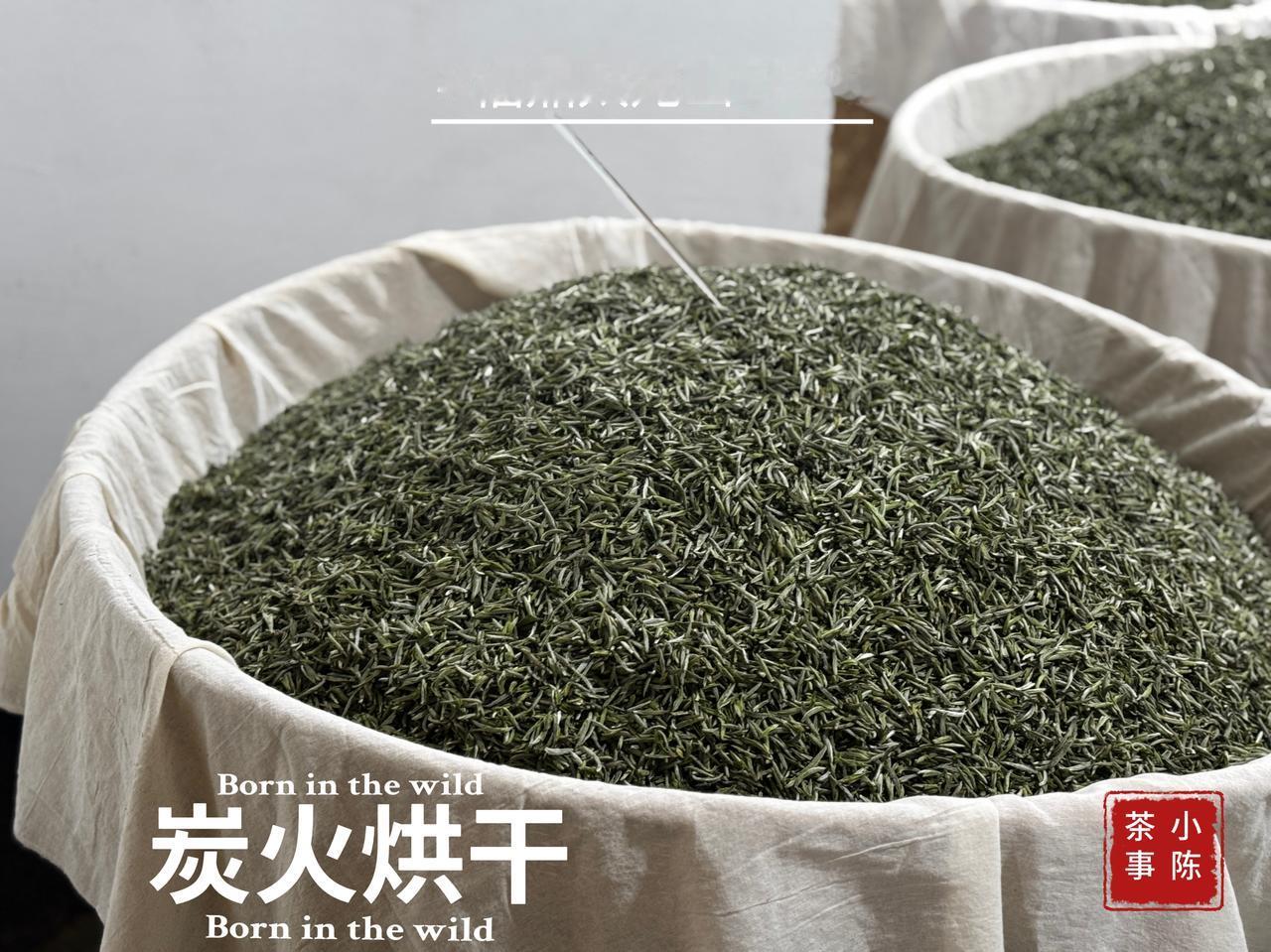 白茶全日晒、电烘、炭烘有什么区别？看懂再买不吃亏！①全日晒。全日晒白茶，属于