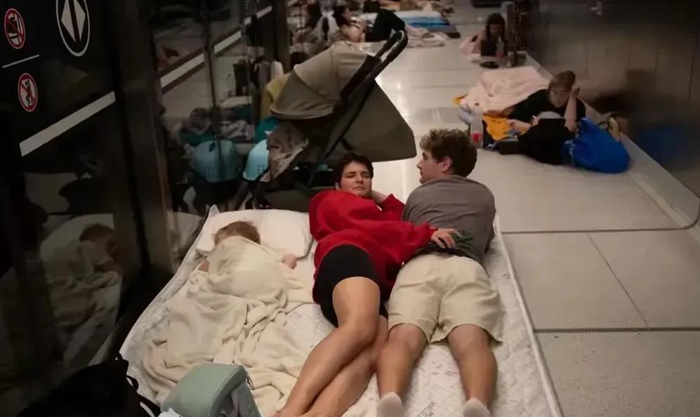 以色列：内塔尼亚胡，终于让以色列人，过上了袈裟人民流离失所，担惊受怕的生活。天