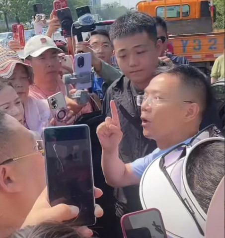 不到十点，不到十点，李律终于在许妈姚爸的陪同下，走出了会场！当来到了车旁，面